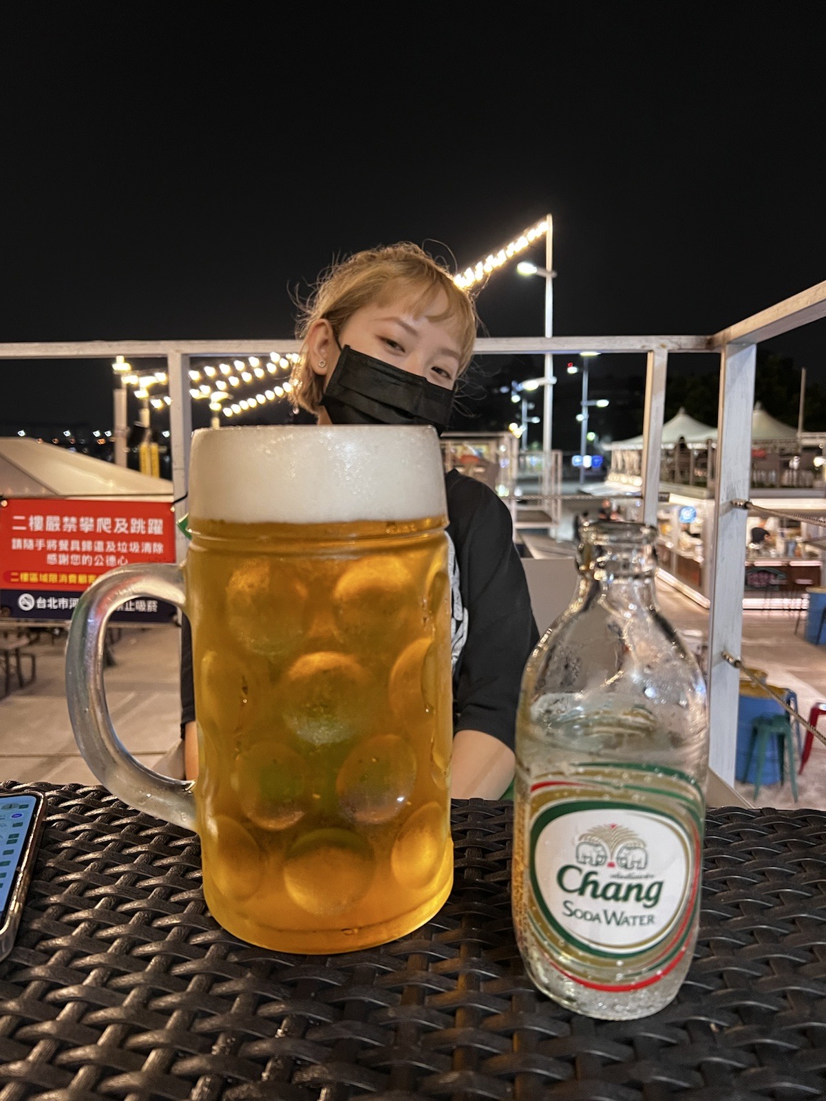 小花坐在大杯啤酒後方合照，啤酒杯看起來比臉還大