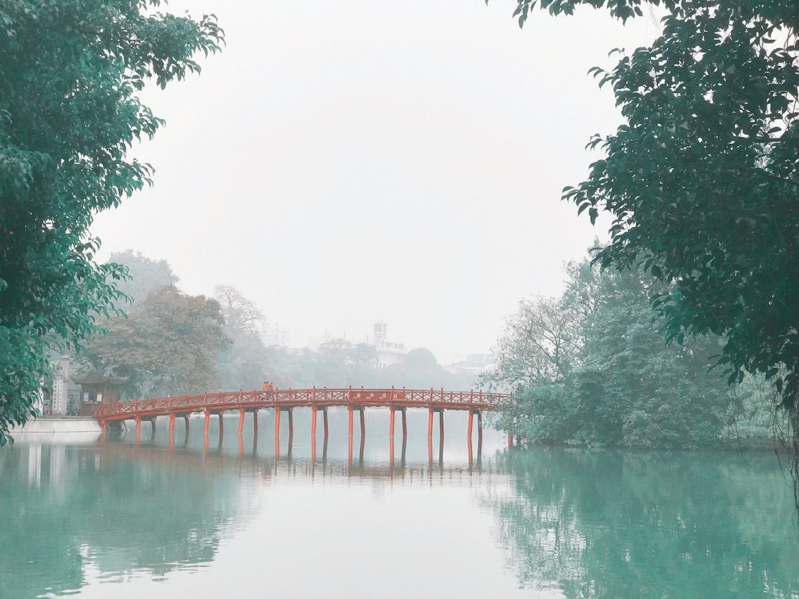 冬季薄霧中的河內還劍湖棲旭橋